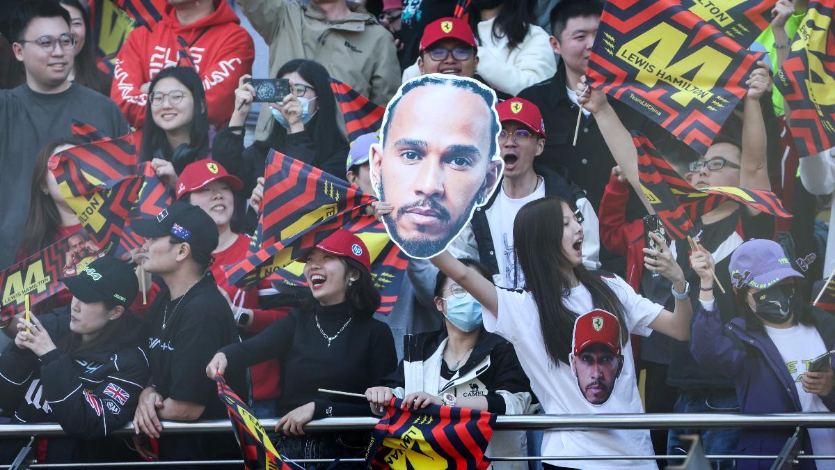Fans de Lewis Hamilton en las gradas de Shanghai