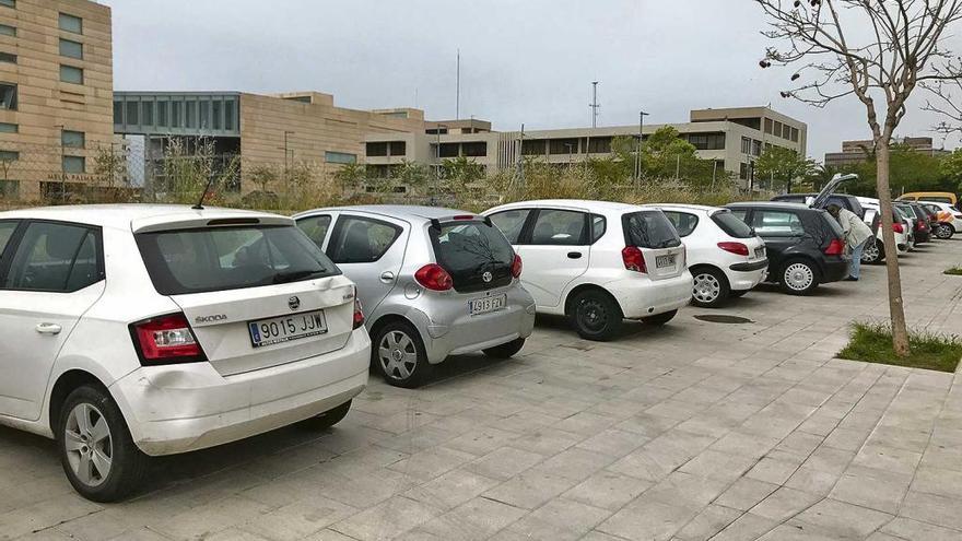 En el Palacio de Congresos se aparca sobre las aceras.