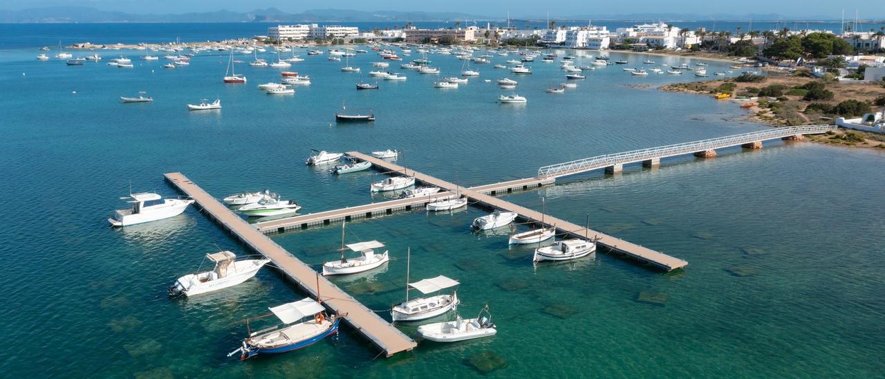 Imagen de archivo de barcos en los pantalanes y fondeados en s&#039;Estany des Peix