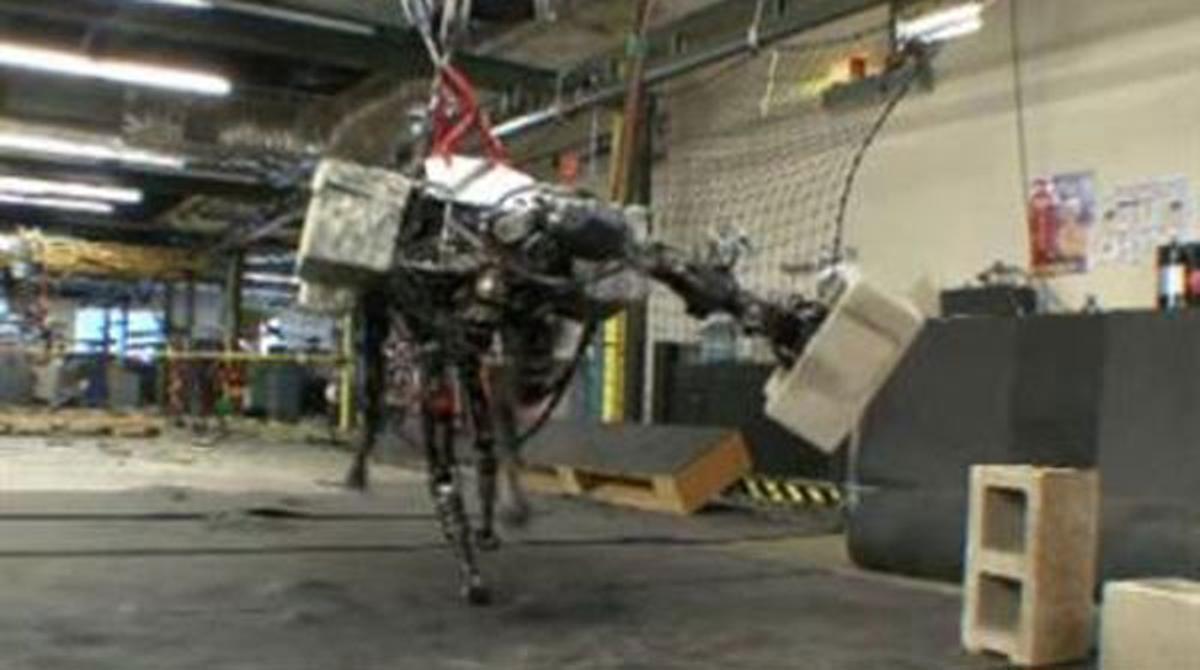 Un robot que corre i llança totxos de 30 quilos