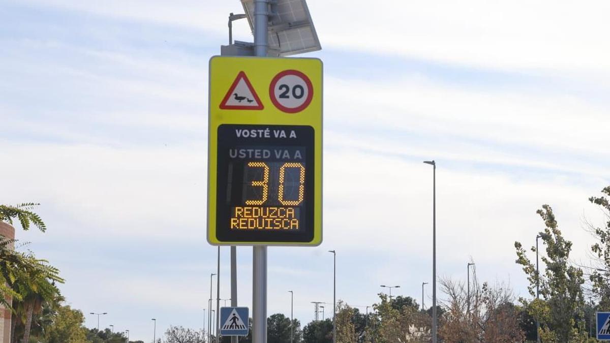 El radar de la UA detecta a un coche a 30 kilómetros por hora