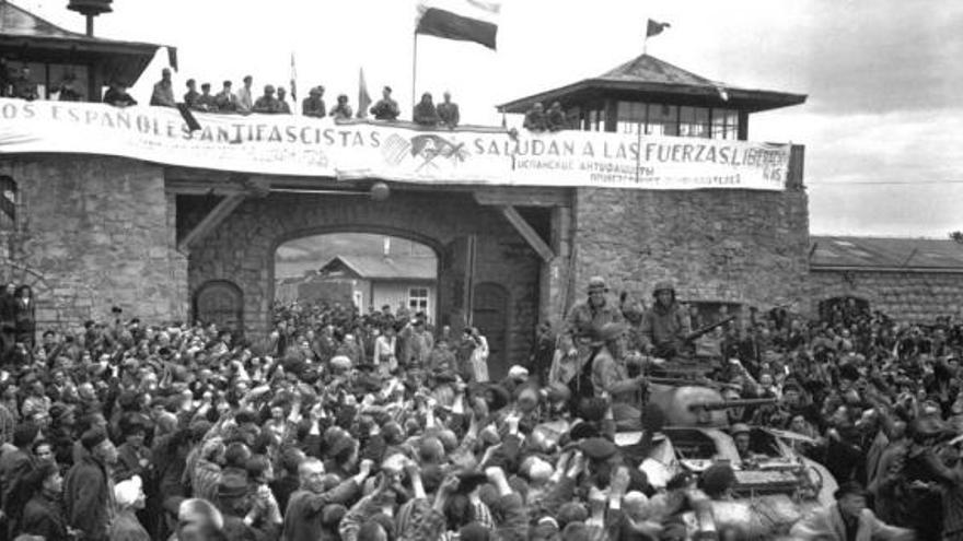 Los presos de Mauthausen saludan a las fuerzas norteamericanas el día de su liberación.