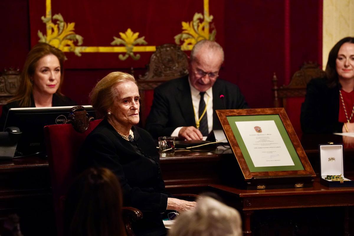 María Victoria Atencia recibe la medalla de la ciudad y el título de Hija Predilecta de Málaga.