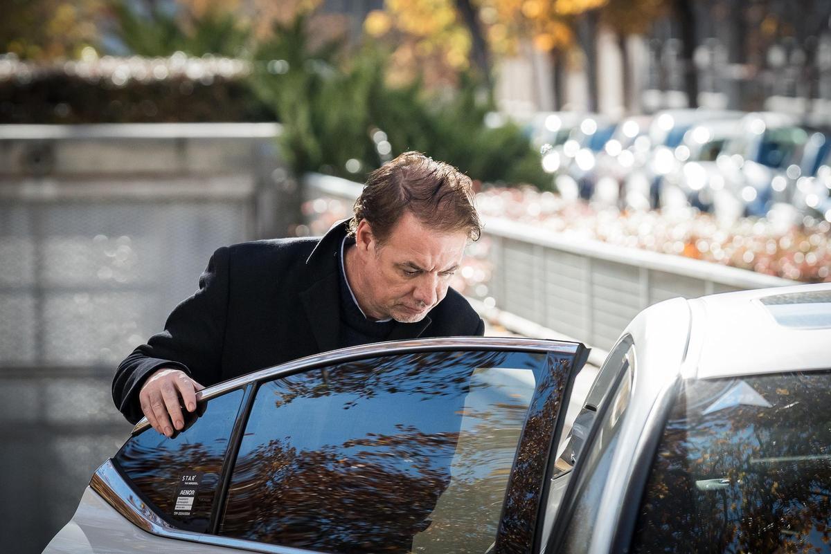 El expresidente de la Sociedad Estatal de Participaciones Industriales (SEPI), Vicente Fernández, a la salida de la Audiencia Nacional, a 13 de diciembre de 2025, en Madrid (España).