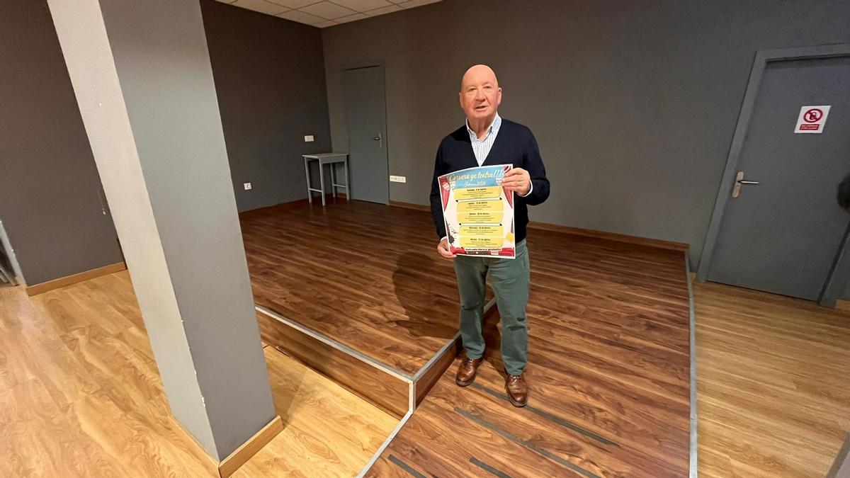 El concejal de Cultura del Ayuntamiento de Corvera, José Luis Montes, junto al cartel de la "Corvera ye teatru!!!".