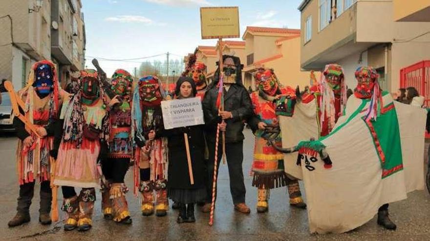 Integrantes de la mascarada de San Martín, en Galicia.