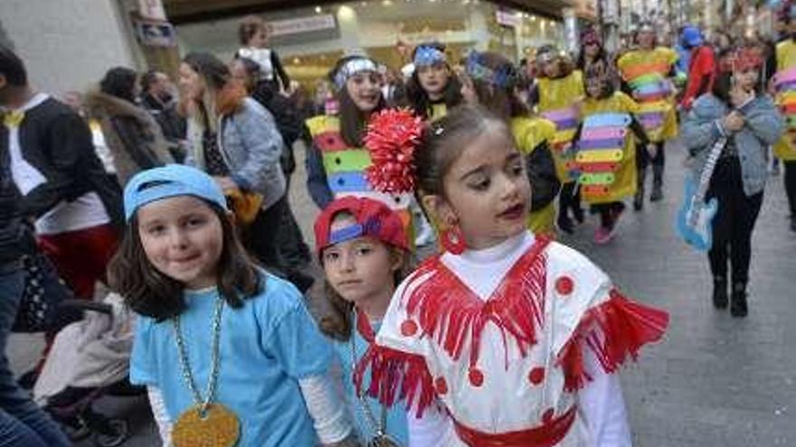 Una niña de flamenca junto a dos raperas