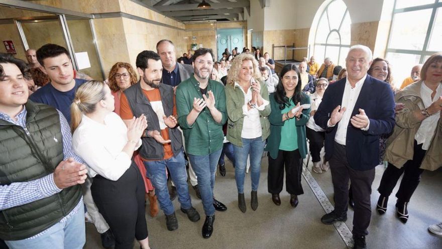 María Rey y Pachi Vázquez, entre los miembros de la lista.
