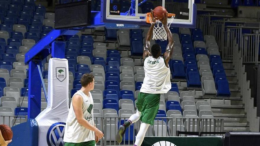 Imagen del entrenamiento de ayer de un Unicaja que busca hoy el acceso al Top 16 continental.