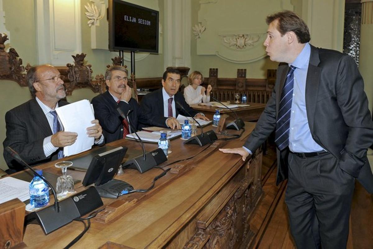 León de la Riva (esquerra) conversa amb el president del Grup Socialista, Óscar Puente, avui a Valladolid. León de la Riva (esquerra) conversa amb el president del Grup Socialista, Óscar Puente, avui a Valladolid.