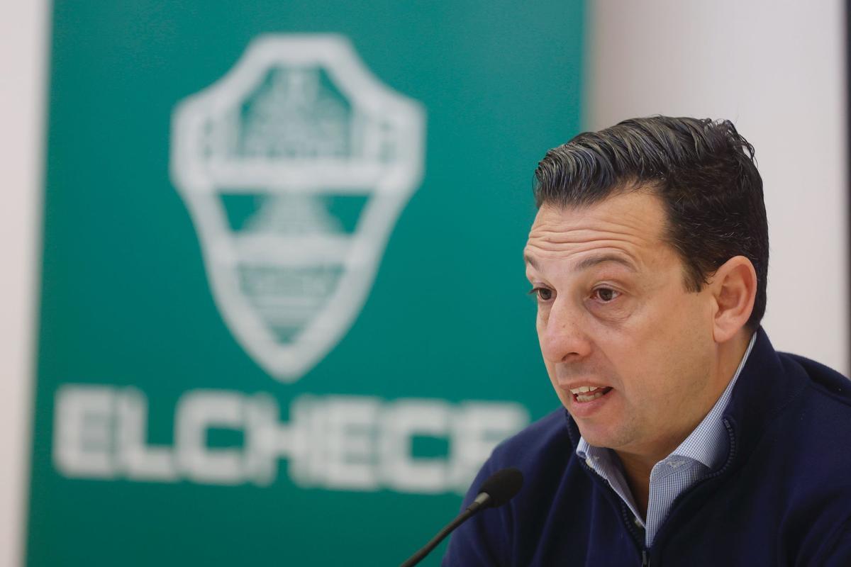 El director deportivo del Elche dando explicaciones