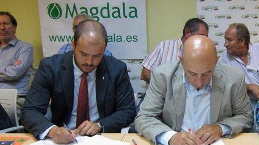 Vicente Merino, izquierda, coordinador de Magdala, en la firma de un acuerdo con Alianza del Campo (UPA-COAG).