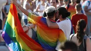 El PP de Madrid y Valencia chocan con el Orgullo: ni bandera arcoíris, ni siglas, ni asociaciones LGTBIQ+