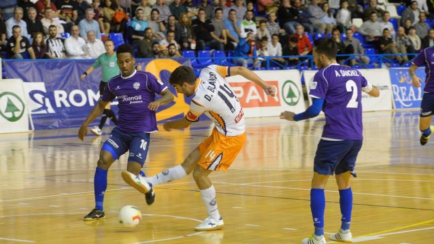 Dani Blanco, jugador
del Plásticos Romero,
remata a portería ante
Everton y Sánchez, ayer