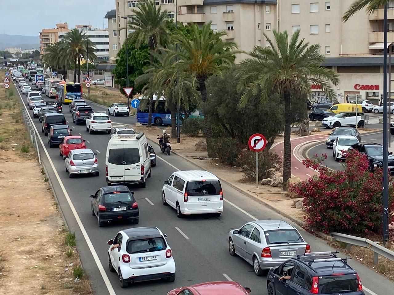 Todas las imágenes del atasco que colapsa la ciudad de Ibiza