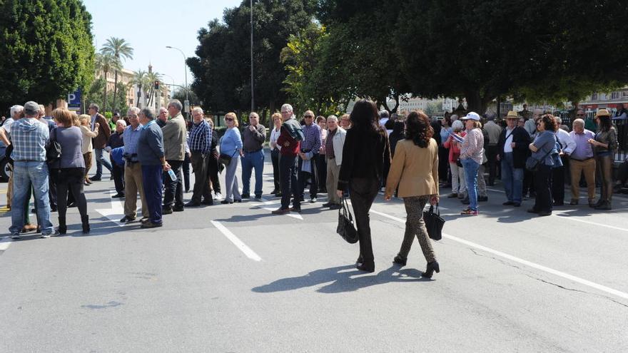 Los manifestantes cortan el tráfico en la avenida Teniente Flomesta de Murcia para protestar contra el Impueso de Sucesiones.