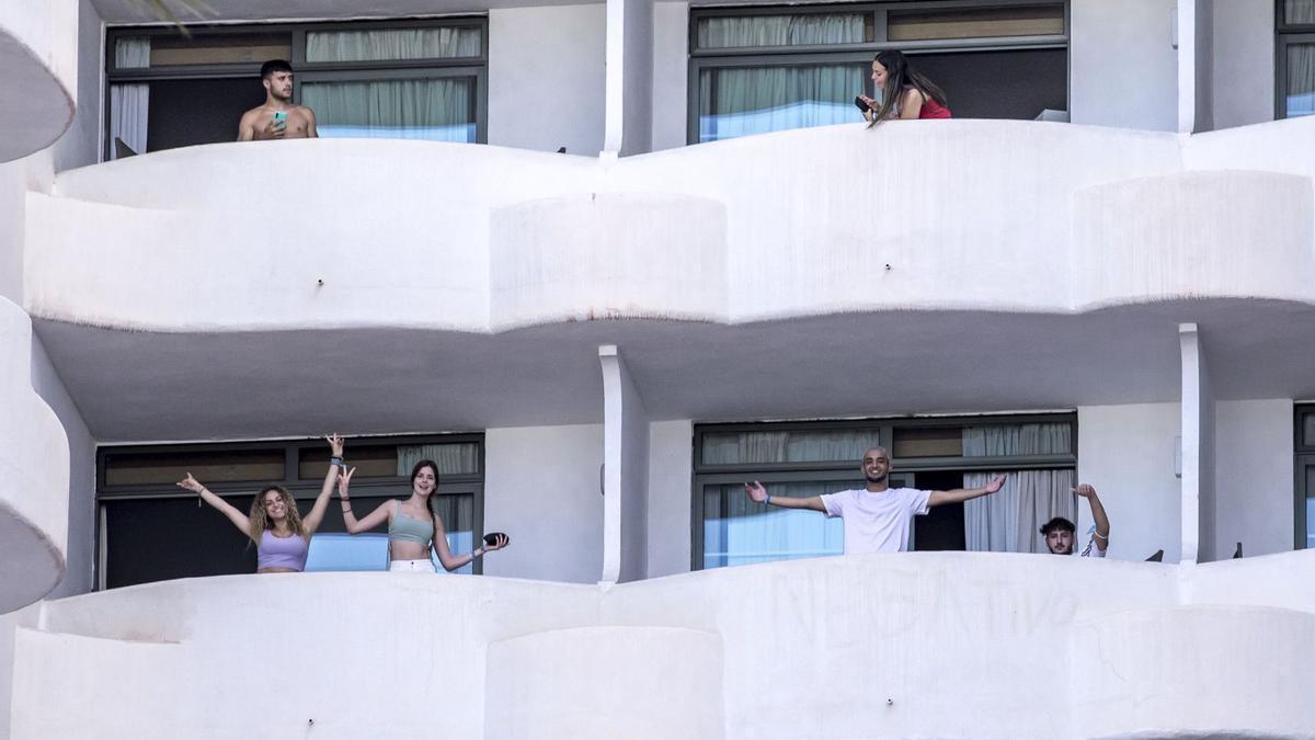 Los jóvenes fueron llevados a la fuerza al hotel covid para pasar allí los días de cuarentena para controlar los contagios de covid.