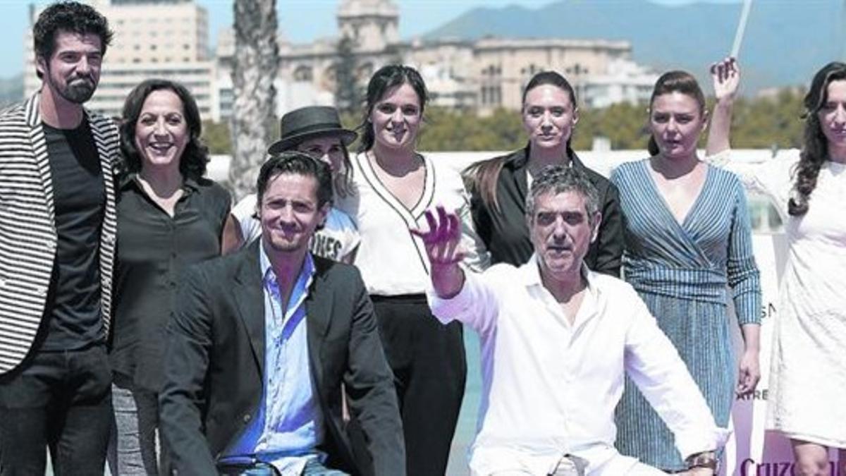 Joaquín Oristrell, con camisa blanca, y los actores de su película, 'Hablar', ayer en Málaga.