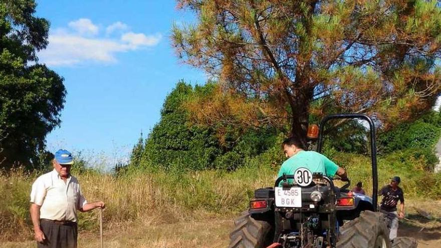 En la huerta del cura se recogió lo sembrado en abril. // Muñiz