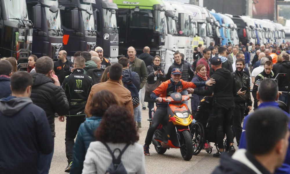 Más de 170.000 valientes desafían a la lluvia en Cheste