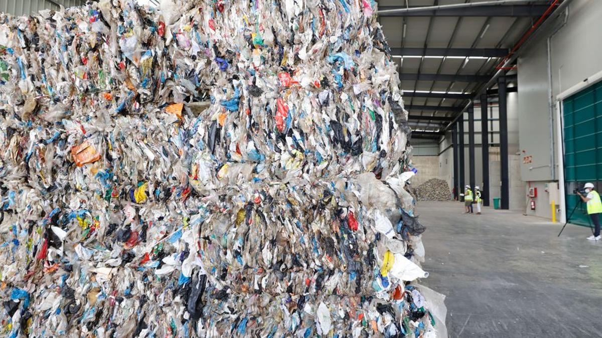 Acumulación de desechos en la planta de triaje de Ca na Putxa, en Ibiza.