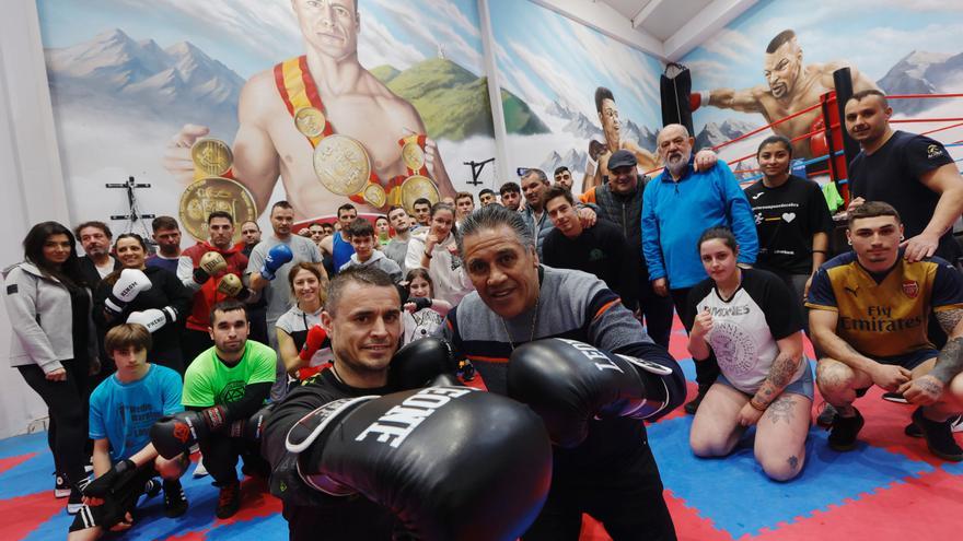 EN IMÁGENES: El boxeador Aitor Diamante con los clientes de su gimnasio