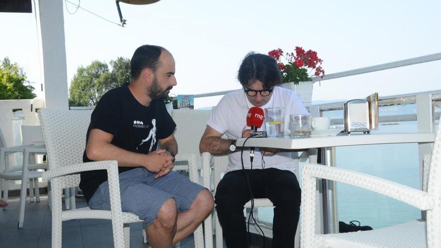 Javier Tolentino entrevista a Manuel Pena, a finales de junio, en Bueu. // Gonzalo Núñez