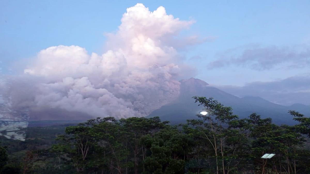 La isla de Java (Indonesia), en alerta por la erupción del volcán Semeru