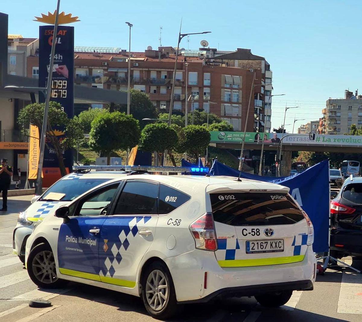 Dos cotxes de la Policia Municipal de Terrassa a la zona de latropellament mortal duna dona de 75 anys