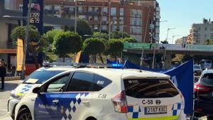 Dos cotxes de la Policia Municipal de Terrassa a la zona de latropellament mortal duna dona de 75 anys