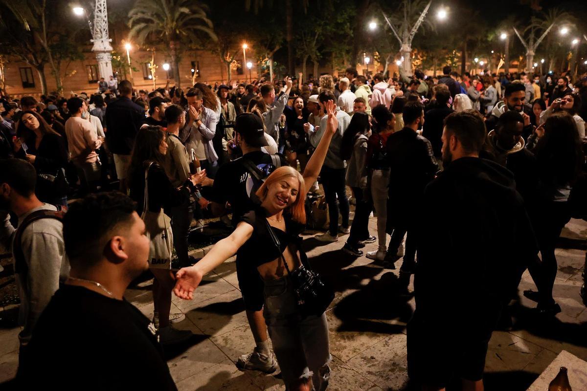  Imagen del Passeig Lluis Companys de Barcelona donde cientos de personas se concentran tras el fin del estado de alarma.