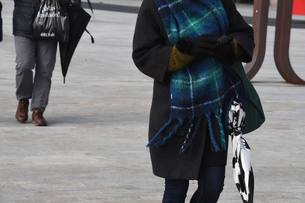 Los coruñeses resisten la ola de frío que desplomó las temperaturas e hizo bajar la cota de nieve a los 300 metros.