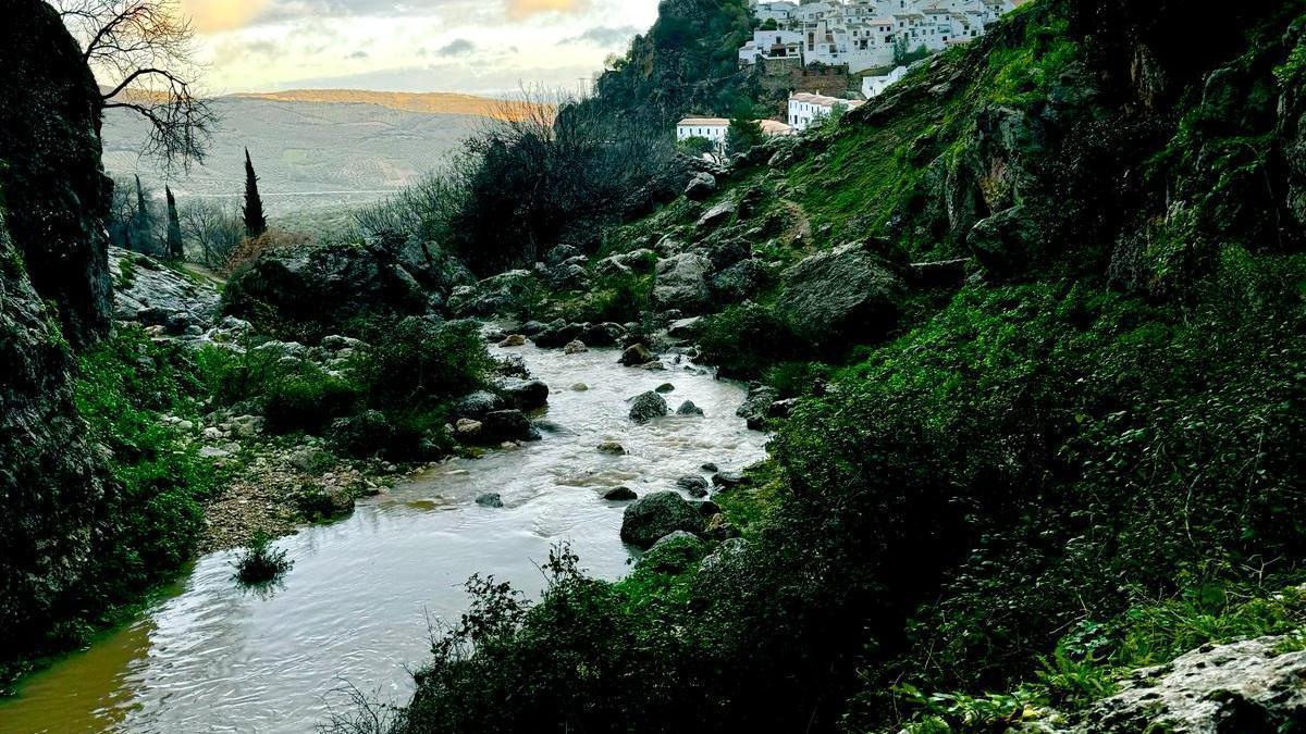 Las lluvias dejan una espectacular estampa del río Bailón a su paso por Zuheros