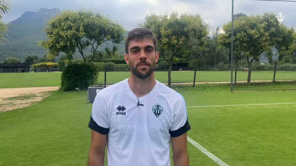 El capitán Salva Ruiz afronta su quinta temporada defendiendo la elástica albinegra.