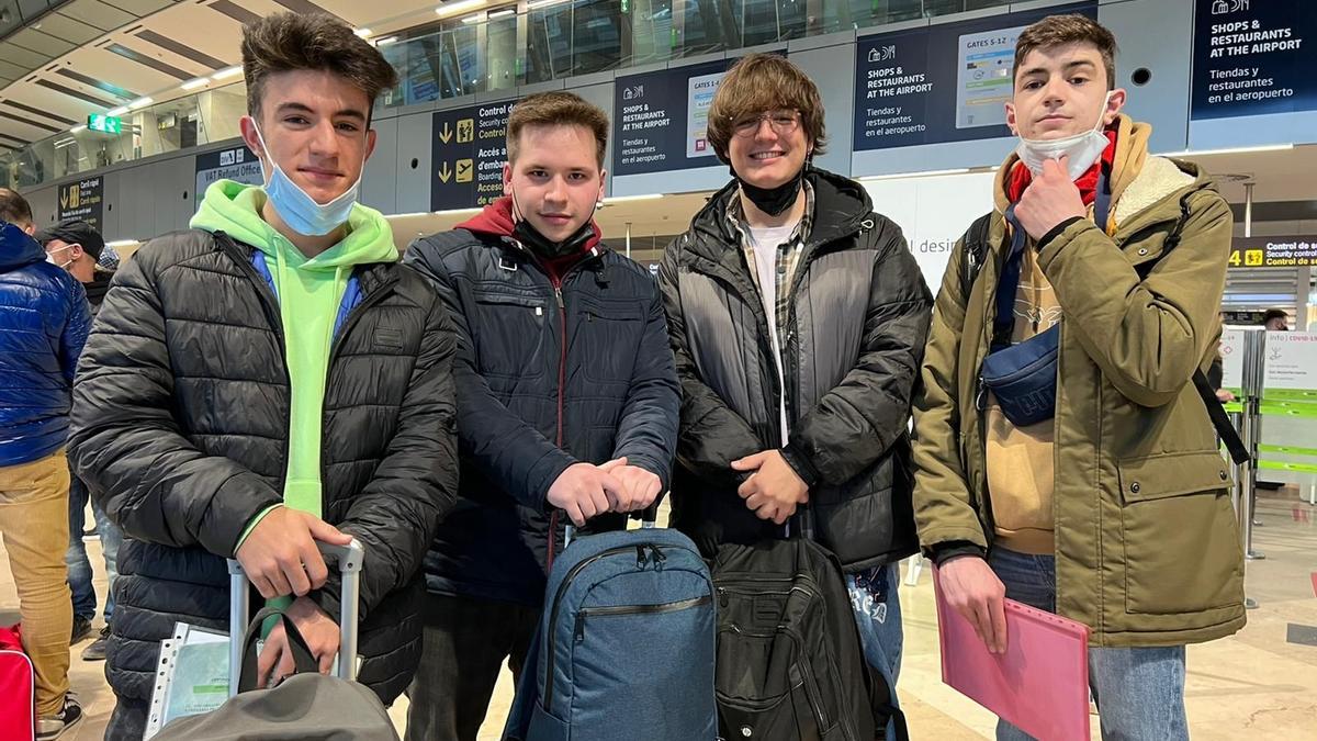 L&#039;alumnat pertanyent al cicle de Vídeo DJ en les instalacions de l&#039;aeroport.