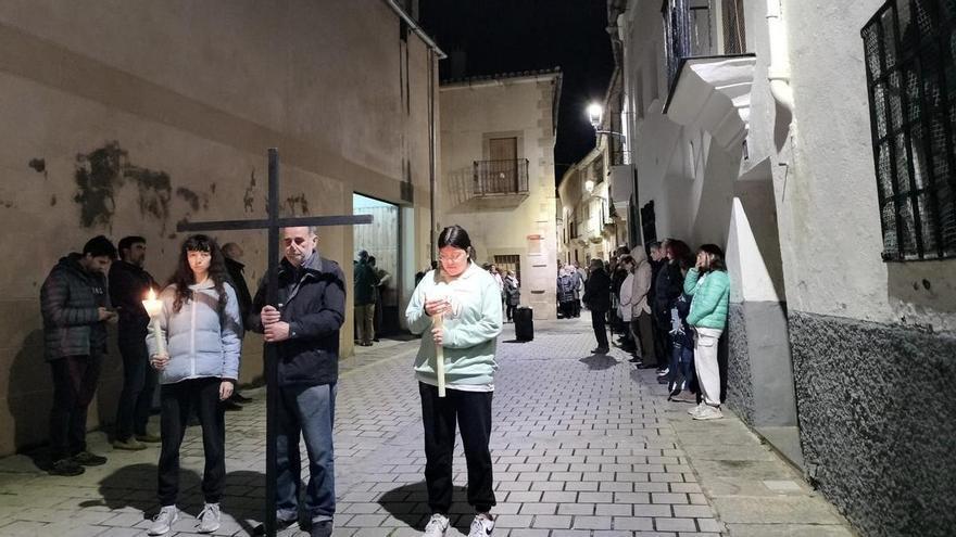 Cáritas Interparroquial de Coria celebra su tradicional Viacrucis en un ambiente de recogimiento