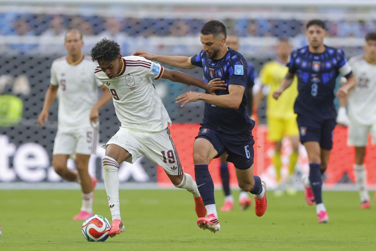 Bentancur disputa el balón con Lamine Yamal
