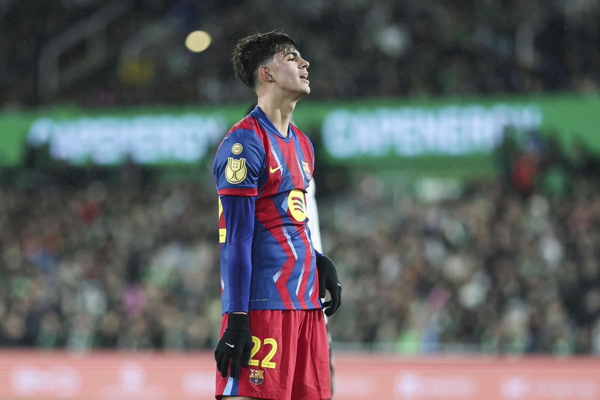 Marc Bernal se lamenta de una pérdida durante el partido de Copa ante el Racing.