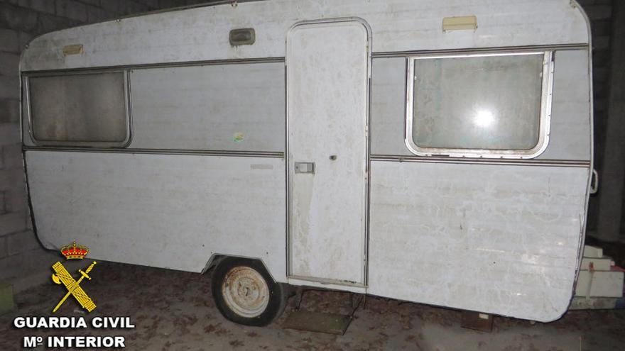 El remolque-caravana encontrado en el interior de una nave abandonada.