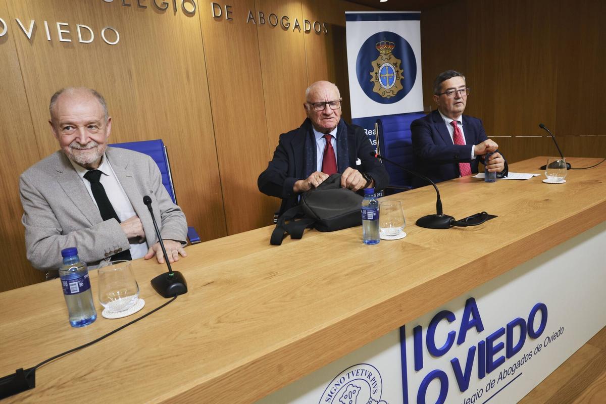 Leopoldo Tolivar, presidente de la Academia Asturiana de Jurisprudencia, Fernando Gómez de Liaño y José Ramón Chaves.