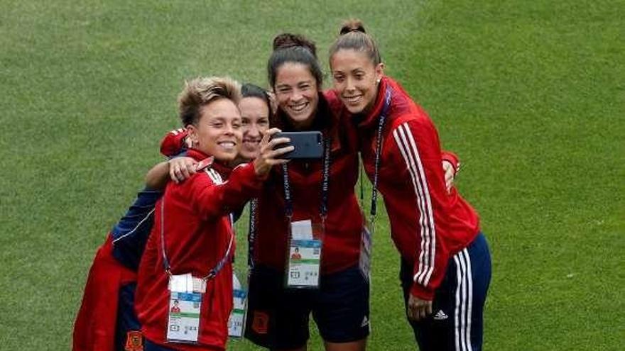 Amanda Sampedro, Silvia Meseguer, Marta Torrejón y Lola Gallardo se hacen un selfie.