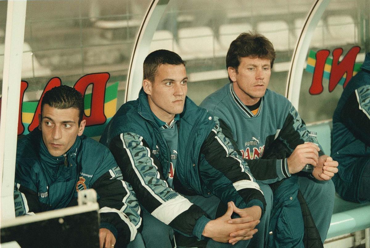 Toni Soldevilla, en el medio, espera desde el banquillo a su debut con el Espanyol frente al Athletic, en febrero de 1997.