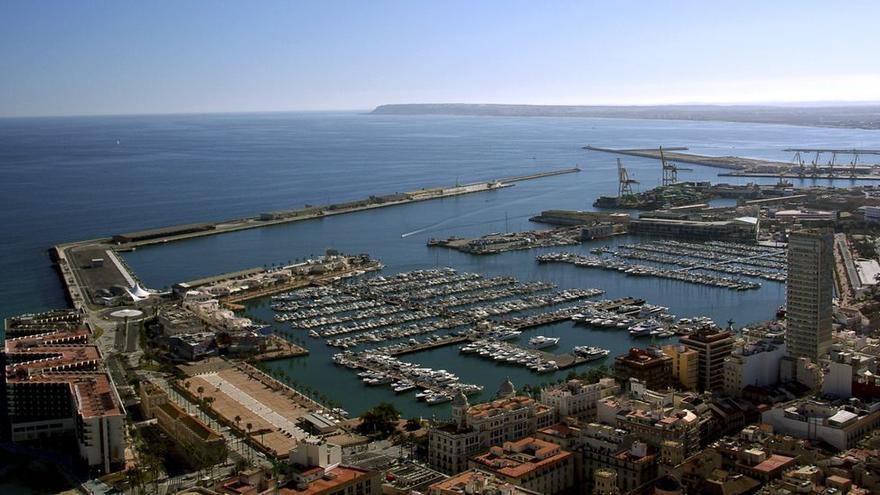 Vista general del puerto de Alicante desde el castillo de Santa Bárbara.