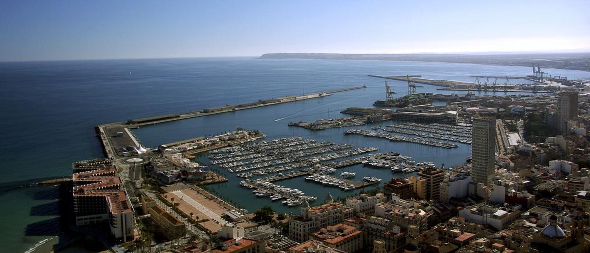 Vista general del puerto de Alicante desde el castillo de Santa Bárbara.