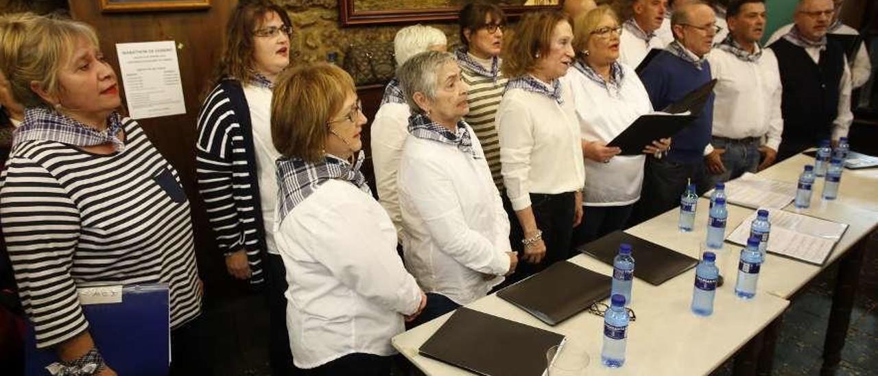 Coro de Sidrería El Parque, en la pasada edición del certamen luanquín.