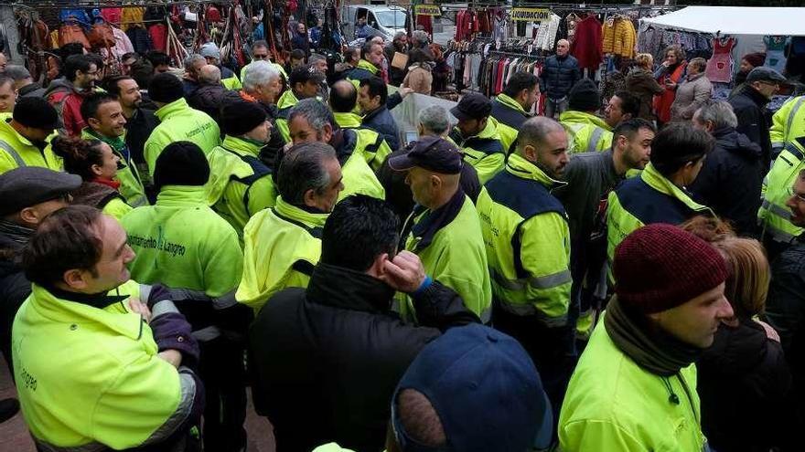 Trabajadores en la protesta del lunes por el conflicto laboral en el Ayuntamiento de Langreo.