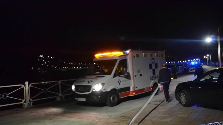 La ambulancia ayer en la playa de Santa Marina de Ribadesella, acordonada por el suceso.