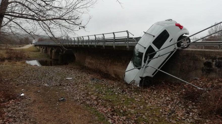 El coche del accidente sufrido en Gallegos del Río, tras caer por el puente.