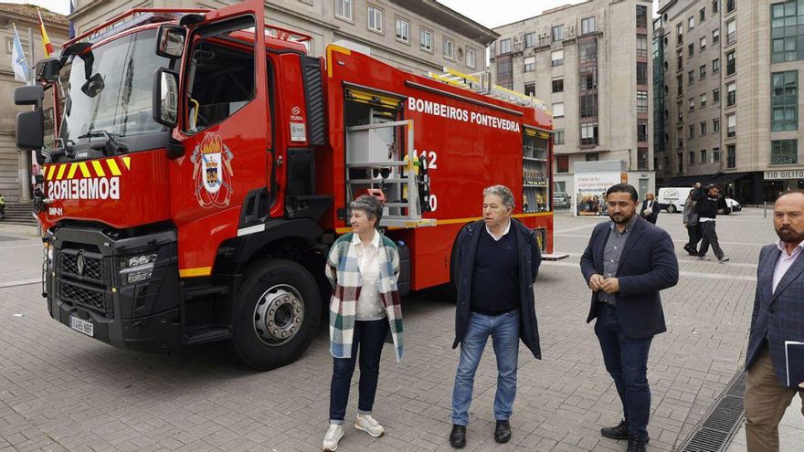 El parque de bomberos de Pontevedra recibe un nuevo camión nodriza
