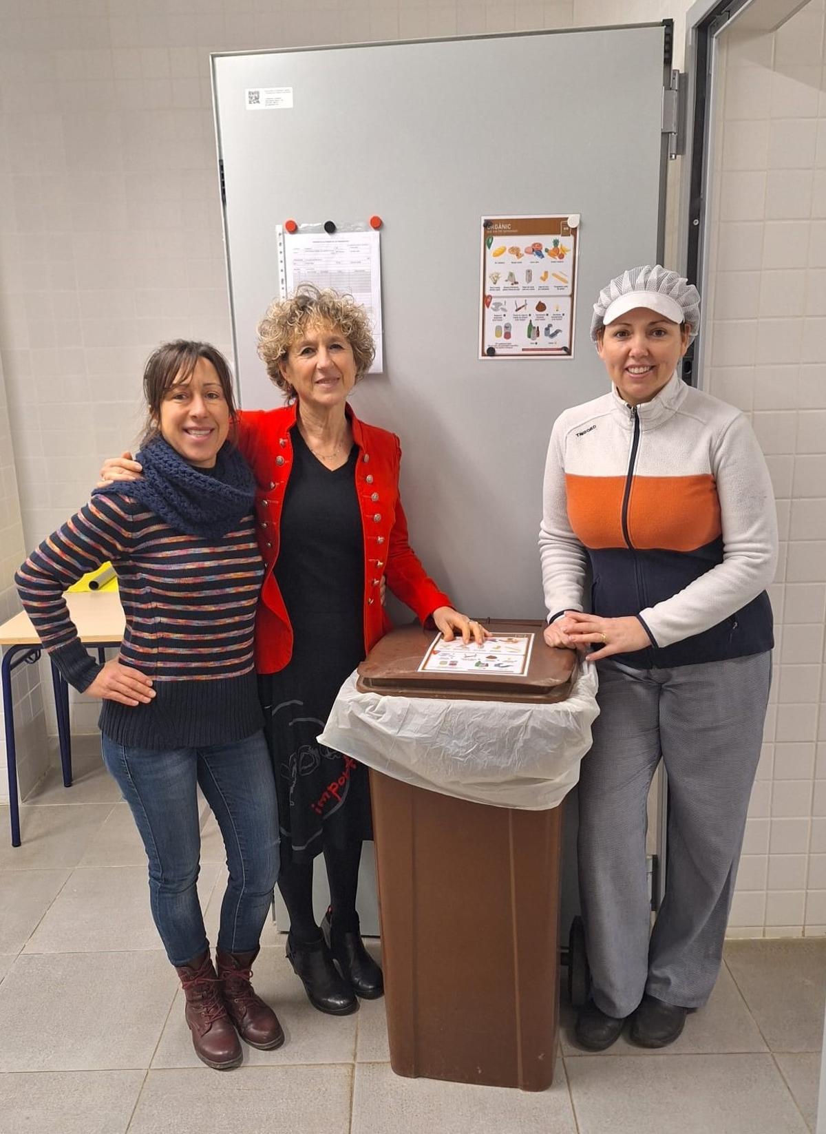 De izquierda a derecha la educadora ambiental de la Font d’en Carròs, Mónica Cebollada, con la directora del colegio, Joaquina Barba, y la cocinera, Estela.